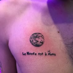 a man with a tattoo on his chest that says, le monde est mois