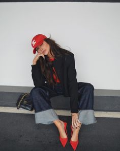 Red Heels Outfit, Shooting Pose, High Waist Wide Leg Jeans, Style Casual Chic, Denim On Denim, Rolled Hem, Denim Trousers, Black Blazer, Outfit Casual