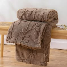 Blanket Throws Couch Living Rooms, Brown Chunky Blanket, Brown Aesthetic Decor, Throw Blanket On Couch Ideas, White Couch Pillows, Throw Blanket On Couch, Bedroom Throw Blanket, Comfy Home Decor, Autumn Blanket