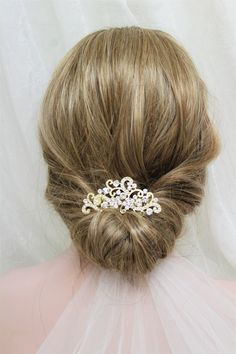 Gold Wedding Hair Comb Bridal Hair Comb Wedding Vintage style crystal hair comb Bridesmaid hair accessory  Vintage style wedding hair comb with crystals  Great for you or for your bridesmaids Colour:  gold/clear crystal rhinestones Measurements: approx  3.3 x 1.4 inches Veil not included. Great for wedding or other celebration. Simple packaging(not in box). MORE SAME STYLE: https://www.etsy.com/uk/shop/BridalArtDeco?ref=seller-platform-mcnav&search_query=jewelry HAIR ACCESSORIES: https://www.ets Crystal Wedding Hair Accessories, Blue Wedding Hair, Gold Hair Comb Wedding, Bridesmaid Hair Comb, Gold Bridal Hair Comb, Headpiece Wedding Hair, Bridesmaid Hair Pins, Rose Gold Bridesmaid, Art Deco Hair