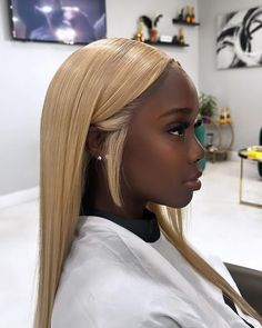 ‼️NEW PAGE‼️ (queen_sol hacked at 32k) on Instagram: "This perfect blonde on this perfect chocolate skin 🙂‍↕️💕" Blonde For Dark Skin, Dark Skin Blonde Hair, Hair Color For Dark Skin, Perfect Blonde, Straight Blonde Hair, Blonde Lace Front Wigs, U Part Wigs, Frontal Wig, Baddie Hairstyles