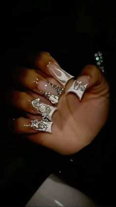 Platinum Nail Designs, Sliver Nails Black Women, Silver Diamond Nails, Birthday Nails Silver, Silver Birthday Nails, Silver And White Nails, Silver Prom Nails Acrylic, Sliver Nails, Silver Acrylic Nails