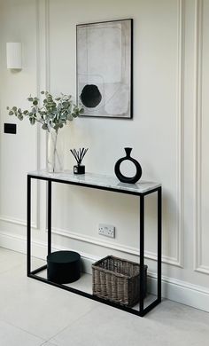 Hallway Accessories Ideas, Console Table Aesthetic, Consoles In Living Room, Living Room Console Table Decor Modern, Boys Apartment Decor, Entrance Console Table Decor, Bungalow Hallway, Living Room Console Table Decor, Home Entrance Decor Modern