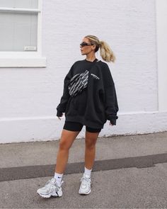 Cycling Shorts Outfit, Looks Hip Hop, 2020 Outfits, Seoul Fashion, Tokyo Fashion, Black Sweatshirt