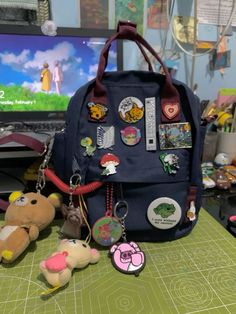 ☆彡 Backpack With Keychains And Pins, Kanken Keychain, Keychains On Backpack, Backpack With Pins Aesthetic, School Bag With Pins, Keychains On Bag, Tote Bag With Pins, Pins On Backpack Aesthetic, Backpack Keychains Aesthetic