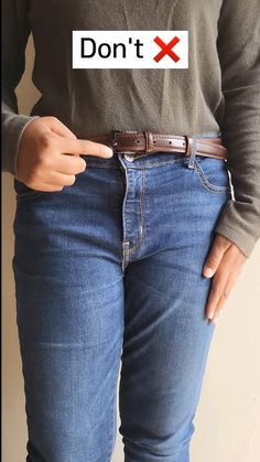 Pants Button Hack, Belt Hacks Jeans, Jean Belt Outfit, Belt Hacks Women, Styling Tricks Clothing, Outfits With Belts And Jeans, Loose Waist Jeans Hack, Pants Waist Too Big Hack, Jeans With Belt Outfit