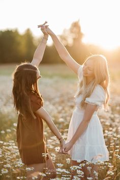 twin senior girls dancing in a field of daisies Cute Friends Photoshoot, Unique Mother Daughter Photoshoot Ideas, Twin Sister Senior Pictures, Teenage Sister Photoshoot Ideas, Senior Picture Ideas Twins, Bestie Senior Pictures, Sister Photography Ideas, Senior Picture Ideas Best Friends, Duo Senior Pictures