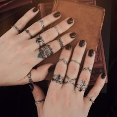 Dark Academia Rings Aesthetic, Dark Academia Outfit Witchy, Dark Gothic Aesthetic Outfit, Dark Academia Jewelry Rings, Dark Academia Aesthetic Jewelry, Dark Academia Jewellery, Dark Academia Jewelry Aesthetic, Dark Academia Vampire Outfit, Dark Academia Gothic Aesthetic