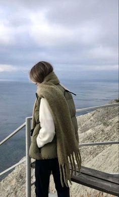 Warm Neutral Outfit, Feminine Winter Fashion, Copenhagen Vibes, November Moodboard, Spain Fits, Corporate Girl, 00s Mode, College Wardrobe, Estilo Indie