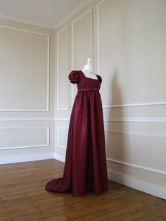 Made TO ORDER Historical French 1st Empire dress in 'Josephine' style (late 18th century). Regency period in England. 100% burgundy polyester taffeta with fine black lace and rhinestones or fine white or ecru lace depending on the fabric chosen. Lined bustier. The dress fastens in the back with an invisible zipper. (It is possible to have another closing system, for this contact me). For other colors, do not hesitate to contact me. Other option: YOU HAVE THE FABRIC...? And you would like this mo 1800 Dresses, 1800 Fashion, Regency England, Bridgerton Aesthetic, Regency Gown, Regency Era Fashion, Historical Dress, Era Fashion, Regency Period