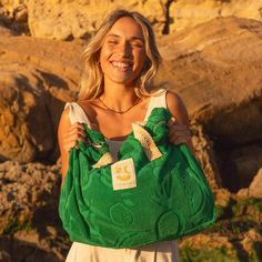 Nouveau venu dans la gamme Craie Beach Club, découvrez Hossegor éponge Fruit Jaune, le sac parfait pour vous accompagner dans toutes vos aventures. Avec son design rectangulaire et ses larges anses en coton à chevron jaune, ce sac au look de weekend bag offre un espace généreux pour vos affaires. Créé en coton éponge avec une fermeture zippée pratique et sécurisée, il est souple et léger, idéal pour un porté épaule confortable. Très frais, on l'adore dans cette version inédite en toile éponge ja Yellow Chevron, Straw Basket, Ootd Ideas, Climbing Rope, Cyan Blue, Weekend Bag, Metallic Bag, Baby Slippers, Perfect Bag