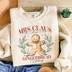 Spruch Weihnachtspulli, Pullover Weihnachten, Mrs. Claus, the north pole, gingerbread bakery, ugly christmas shirt, ugly sweater, Weihnachten Pullover Frau, Weihnachtspullover, Lebkuchen Mann, Lebkuchenliebe, Weihnachtsmann, Stern, Santa, Nikolaus, christmas pullover Frau, Weihnachten Shirt, Geschenk für sie, Geschenk für ihn, statement shirt, oversized Pullover, christmas season, Sweatshirt Damen, Weihnachtsgeschenk, Partnerlook Weihnachten, lustige Geschenkidee Weihnachten, pinker Weihnachtspulli, holiday sweatshirt, Advent, Geschenk Mama, Pullover Damen, Geschenk Papa, Pullover Mama, Geschenk Weihnachten, Geschenk Freundin, Geschenk Schwester, retro Weihnachten, vintage pullover, Herbst Pulli, Damen shirt, xmas, Frohe Weihnachten, winter sweatshirt, merry christmas, Sweatshirt, unisex P Gingerbread Sweatshirt, Mama Pullover, Funny Xmas Sweaters, Birthday Presents For Dad, Christmas Pullover, Ugly Christmas Shirts, Christmas Gifts For Parents, Christmas Tote Bags, Ugly Christmas Sweater Funny