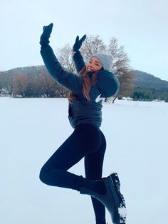 Snowing Outfits For Women, Winter Snow Looks For Women, Snow Travel Outfit, Winter Outfits In Snow, Outfit For Snow For Women, Snow Day Outfit Aesthetic, Winter Fashion Outfits Snow, Snow Clothes Outfits, Snow Day Outfits For Women