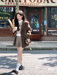 Hongkong Outfit, East Asian Fashion, Capsule Wardrobe Casual, Dark Academia Outfit, Classic Style Outfits, Casual Chic Outfit, 가을 패션, Korean Outfits, Fashion Poses