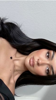 Black Hair Light Eyebrows, Dark Features Makeup, Casual Glam Makeup, Dark Features Women, Dark Hair Makeup Ideas, Mekap Mata, 20 Makeup, Classy Makeup, Barbie Makeup