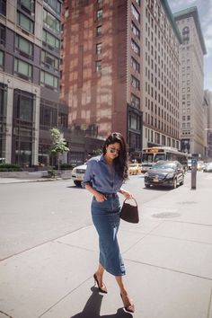 Boho Beauty: Styling a Denim Skirt for a Bohemian Look Denim Midi Skirt Outfit, Sheryl Luke, Walk In Wonderland, Denim Skirt Trend, Midi Skirt Outfit, Pencil Skirt Outfits