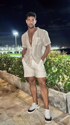 Men Tropical Outfit, Outfit Ideas Men Streetwear, Summer Outfits Guys, Miami Mens Fashion, Men Beach Outfit, Mister Global, Men Summer Outfit, Summer Men Outfit, Outfits Guys