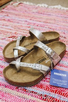 The BIRKENSTOCK Mayari thong sandal stands out with its flowing look and brings together design and comfort. This model comes in a faded metallic look with a subtle vintage effect that can vary from shoe to shoe and which comes to the fore the more it is worn. The color-coordinated outsole rounds off the shoe’s look of sophistication. The upper is made from a skin-friendly synthetic material. Birkenstock Mayari, Birkenstock Sandals, Thong Sandals, Unisex Fashion, Birkenstock, Metallic Silver, Sandals, Silver