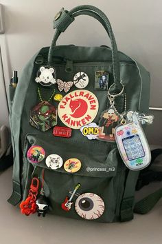 Fjallraven Kanken Decoration, Maximalist Backpack, Bagpack Decorating Ideas, Backpack Customization, Diy Backpack Decoration, Bag Pins Aesthetic, Backpack Ideas