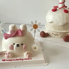 there are two cakes that look like animals