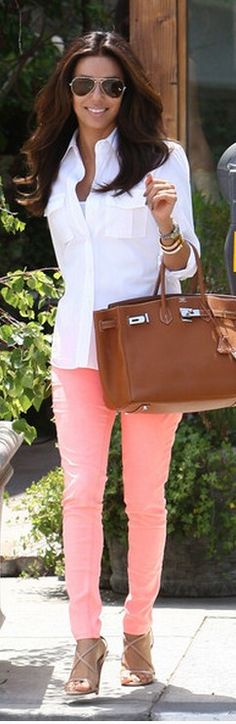 Colored pants :) Coral Jeans Outfit, Neon Jeans, Coral Jeans, Outfit Mujer, Pants White, Eva Longoria, Jeans Outfit, Outfits Casuales