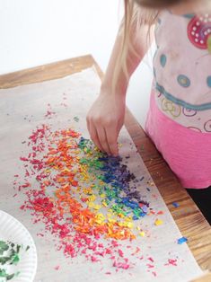 Crayon Shavings Wax Paper, Wax Paper Crafts, Melted Crayon Crafts, Paper Crafts Ideas, Rainbow Crayon, Making Crayons, Paper Rainbow, Parchment Paper Craft, Crayon Crafts