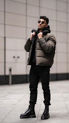 Men Cold Winter Outfits, Black Sherpa Jacket Outfit Men, Mens Date Night Outfit Winter, Men Snow Outfit Winter, Winter Man Style, Men’s Winter Outfits Nyc, Men Moonboots Outfit, Men’s Winter Outfits Snow, Cold Weather Men Outfit