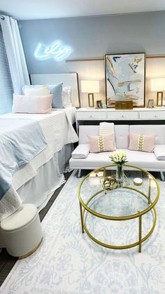 dorm room inspo Room Decor For Students, Girls College Dorm Room Ideas, Aesthetic Dorm Room Ideas, House Room Design, Luxury Dorm, 21 Aesthetic, Dorm Room Setup, Luxury Dorm Room, Pretty Dorm Room