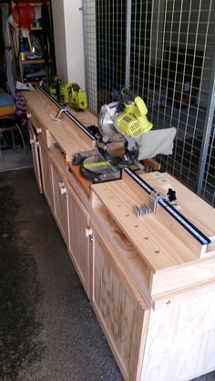 a workbench with some tools on top of it and other woodworking supplies