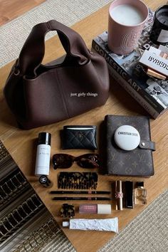 Back To University, Everyday Bag Essentials, Inside My Bag, Purse Essentials, Handbag Essentials, Mia 3, What In My Bag, Instagram Feed Ideas, Pretty Bags