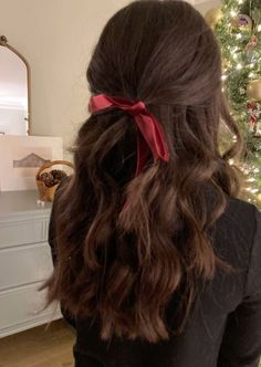 Red Ribbon Hairstyle Aesthetic, Red Bow Hairstyle, Easy Holiday Hairstyles, Hairstyles Brown Hair, Hairstyle Ideas For Long Hair, Jayne Matthews, Good Haircut, Christmas Hairstyle, Hair Christmas