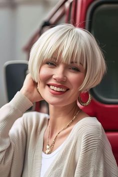 Kurze blonde Haare mit Pony: 57+ frische Looks - hairtastic.de Short Haircuts Ideas, Kort Bob, Short Blonde Bobs, Haircuts Ideas, Hairstyles For Women Over 60, Chin Length Hair, Bob Haircut For Fine Hair