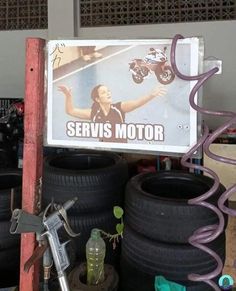 there is a sign that says servs motor next to some tires