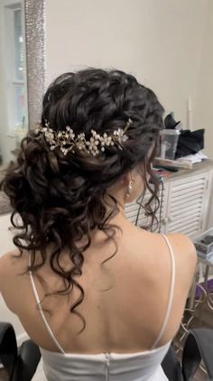 Curly Wedding Hair, Quinceanera Hairstyles, Quince Hairstyles, Makijaż Smokey Eye, Hairdos For Curly Hair, Wedding Hair And Makeup, Aesthetic Hair, Bride Hairstyles