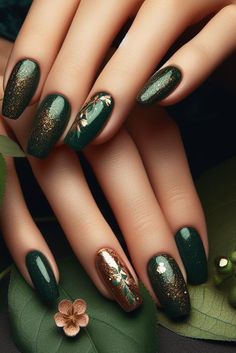 Stunning deep green Christmas nails adorned with shimmering gold glitter dust. Festive and elegant, these are the perfect way to celebrate the holiday season. The deep green polish is rich and luxurious, while the gold glitter dust will add sparkle and glamour. Green And Bronze Nails, Deep Green Christmas Nails, Dark Green Nails With Glitter, Green Gold Christmas Nails, Holiday Nails Green, December Nail Colors, Dark Green Christmas Nails, Bronze Nails