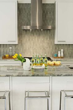 the kitchen counter is clean and ready for us to use it as a focal point