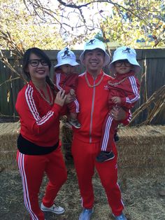 Family Halloween Costume - Run DMC/LL Cool J/80s-90s Hip Hop Crew. Matching Addidas Track suits, "Kangol" bucket hats, gold chains and black eyeglass frames. We walked around with a mini speaker playing hip hop hits! 90s Halloween Party, Family Running, Parties Outfit, 80s Party Outfits, Outfit Clubwear, Family Halloween Costume, Couple Costume, Twins Birthday