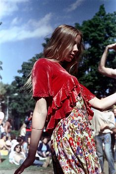 70s Lookbook, 70’s Aesthetic, Cambridge Massachusetts, Woman Dancing, Boston Common, 60s And 70s Fashion, Mode Hippie, 70s Outfits