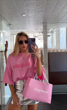 Relaxed Party Outfit, California Summer Outfits, Pink Barbie Outfits, Barbie Aesthetic Outfit, Barbiecore Outfit, Build A Capsule Wardrobe, Barbie Vibes, Cooler Look, Looks Street Style