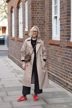 Trench With Sneakers, Coats 2023 Winter, Trench Coat Street Style 2023, Alexandra Stedman Style, Winter Trench Coat Outfit, Trench Coat Looks, Alexandra Stedman, Trench Coat Styling, Red Sneakers Outfit