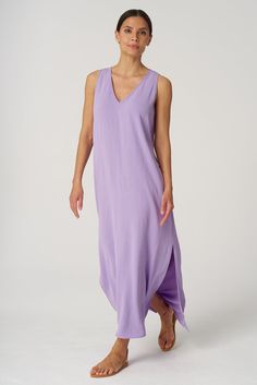 Our best-selling maxi dress is a warm weather staple. From weekend brunch to beach weddings, you'll wear this flowing style everywhere this season. ✓ All-Day Comfort ✓ Travel Friendly ✓ Day to Night ✓ Machine Washable DETAILS V-neckline Flattering, shoulder-enhancing armholes Bra-friendly design Body-skimming shape Long side slits for ease movement and elongating look Long maxi length, designed for easy alterations Breathable, wrinkle-resistant airflow fabric FIT Regular fit True to size Model i Santorini Dress, Weekend Brunch, Instagram Outfits, Capri Blue, Outerwear Outfit, Beach Weddings, Friendly Design, Coral Blue, Summer Staples