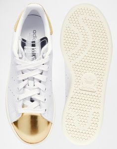 The Pinterest 100: Style; Game-changing throwback sneaks like the Stan Smith gold toe by Adidas are all the rage. Platform Tennis Shoes, Mode Shoes, Sneakers Adidas, Lifestyle Trends, Big Fashion, Beauty Trends, Shoe Game, Beautiful Shoes, Latest Fashion Clothes