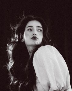 Photographie Portrait Inspiration, Dark Feminine Aesthetic, Shooting Photo, Feminine Aesthetic, Photo Reference, Aesthetic Photo, Dark Hair, Aesthetic Girl