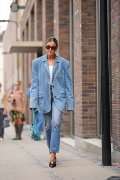 12 jean jacket looks—and exactly how to style them. Copenhagen Fashion Week 2023, Denim Blazer Outfit, Looks Total Jeans, Copenhagen Fashion Week Street Style, Scandi Fashion, Low Jeans, Fashion Week 2023, Copenhagen Street Style