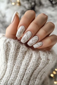 15 Chic Neutral Holiday Nails You’ll Adore Neutral Holiday Nails, White Star Nails, Nails With Stars, Firework Nail Art, Firework Nails, Star Nail Designs, Star Nail, White And Silver Nails, Nail Pops