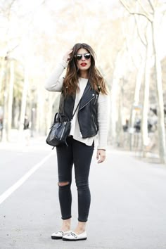 http://www.dulceida.com/2015/03/aussieshakie-giveaway.html                                                                                                                                                                                 Más Leather Vest Outfit, Black Leather Vest, Moda Chic, Womens Fashion For Work, Leather Vest, Fall Winter Outfits, Outfits Casuales, Womens Fashion Casual