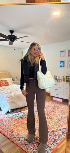 Cold Outfits College, Basic College Outfits Winter, Fall Outfits 2023 Leggings, Cute Outfits For Instagram Pictures, Fall Class Outfits College, Signing Day Outfits College, College Fall Fits, Easy Fall Fits, Flair Leggings Outfit Fall