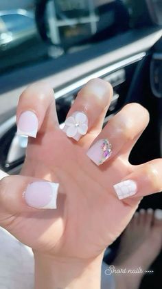 Short Acrylic Nails Back To School, Nails 8th Grade, Nails For School Short, Senior Nails Ideas, Plane Nails, Cute Short Nail Sets, Long Strong Nails, Chipped Nails, Quartz Nails