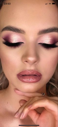 Fuscia Eyeshadow Eye Makeup, Dark Pink Makeup Looks, Hot Pink Dress Makeup Ideas, Makeup For Fuchsia Dress, Make Up Fucsia, Magenta Makeup Look, Baby Pink Makeup, Magenta Makeup, Pink Dress Makeup