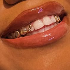 Naked woman on 2 teeth !!! Its obligatory to add 1 mold kit if you order your grillz !!! Girl Grillz, Fang Grillz, Teeth Aesthetic, Pretty Teeth, Dental Jewelry, Grillz Teeth, Gold Grill, Diamond Teeth, Gold Grillz